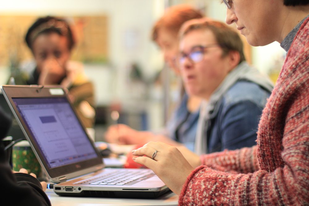 des personnes travaillent en groupe sur un ordinateur