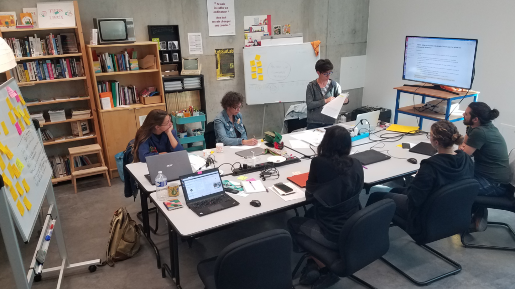 Formation en cours dans une salle aménagée