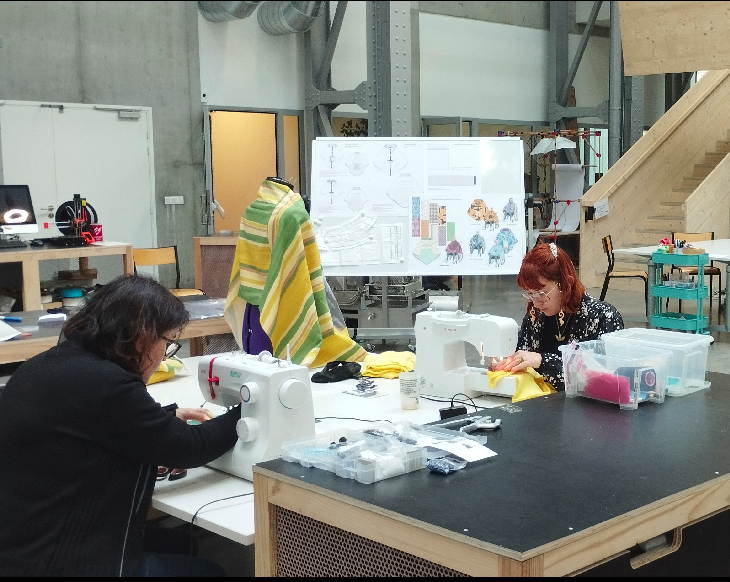 Des personnes travaillent le textile dans un atelier